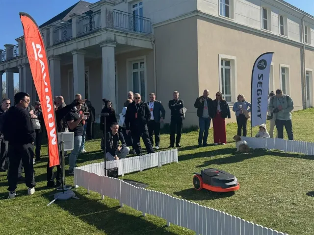 Blue Bird invitata a Parigi da Segway Navimow