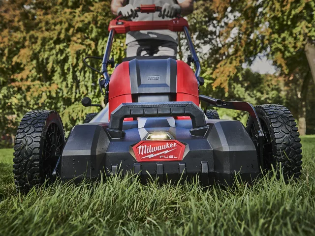 Milwaukee Outdoor: la gamma a batteria per i professionisti del verde