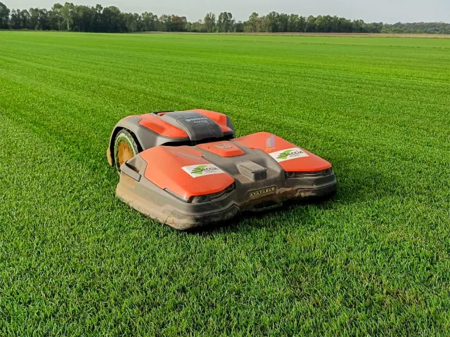 Husqvarna per la manutenzione dei prati a rotoli