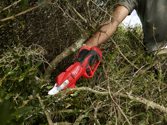 Arrivano le cesoie elettriche M12 brushless di Milwaukee