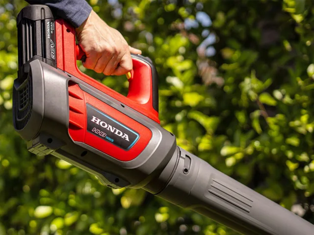 Soffiatore a batteria Honda HHB 36 BXB: potenza silenziosa e libertà di movimento
