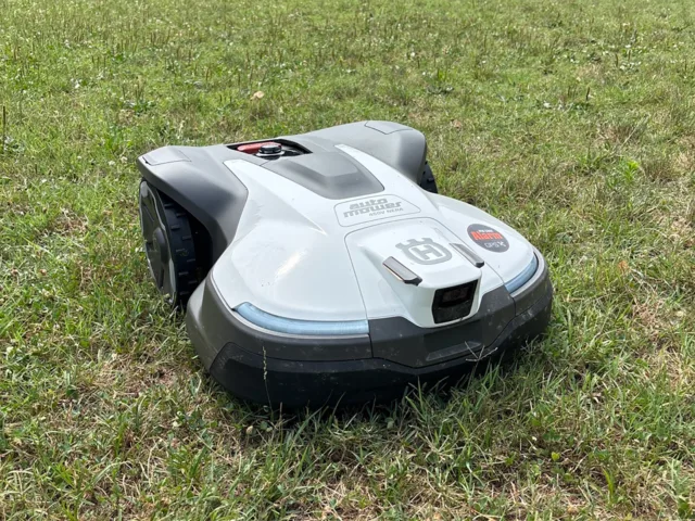 I robot Husqvarna chiamati alla manutenzione del Parco Iris